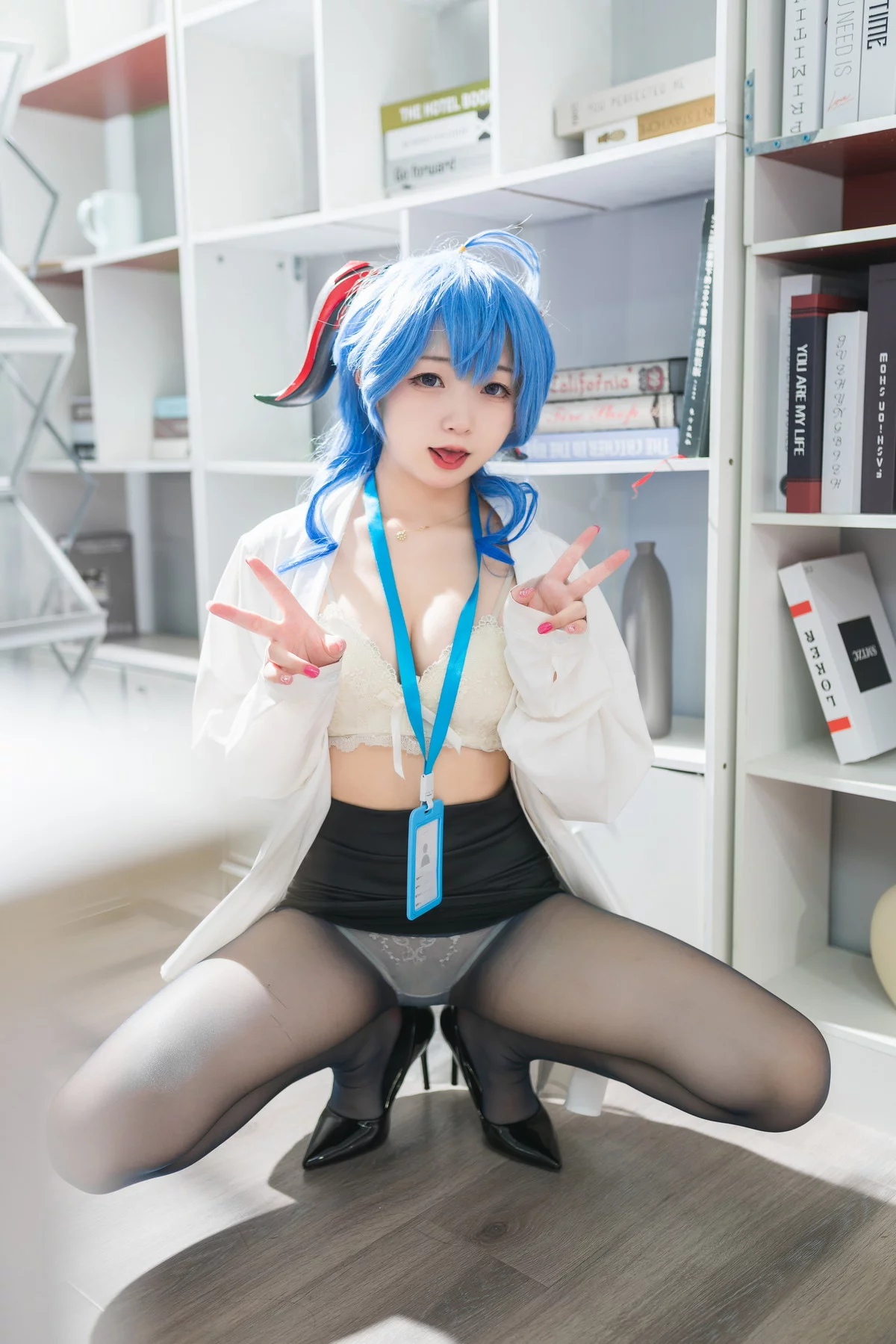 网络美女花铃甘雨秘书主题性感白T配黑短裙露白色蕾丝内衣秀完美身材诱惑写真94P
