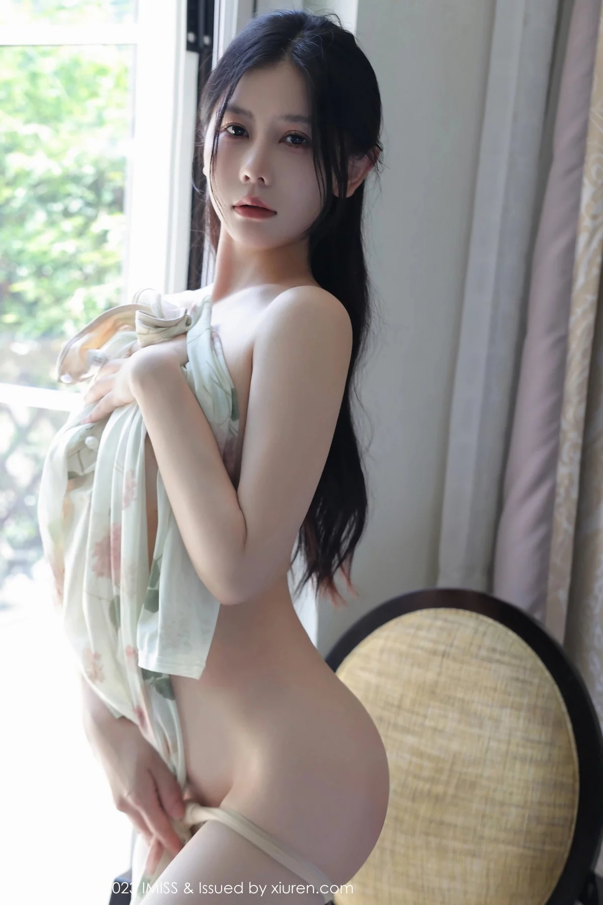 XiuRen第7168期_模特尹甜甜性感米色旗袍服配超薄无内肉丝秀完美身材诱惑写真46P