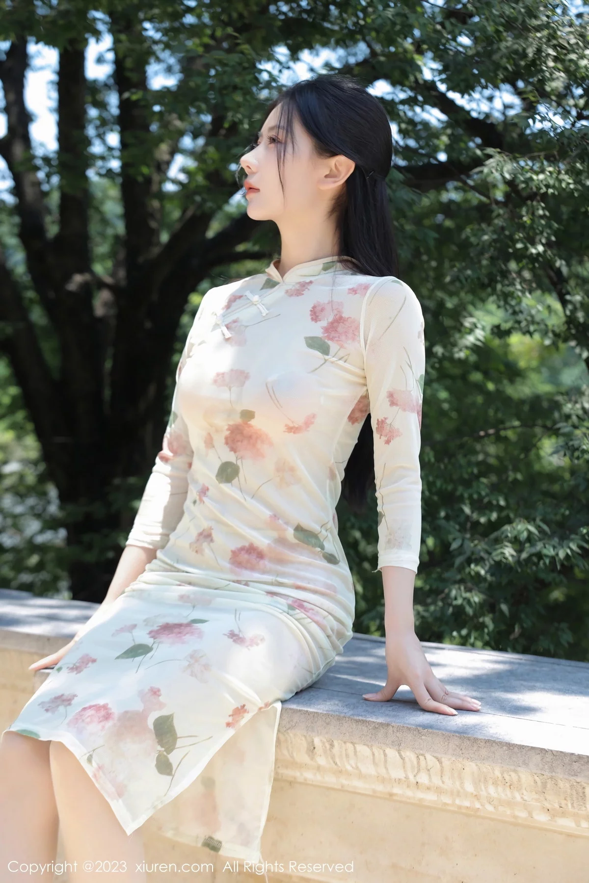XiuRen第7168期_模特尹甜甜性感米色旗袍服配超薄无内肉丝秀完美身材诱惑写真46P