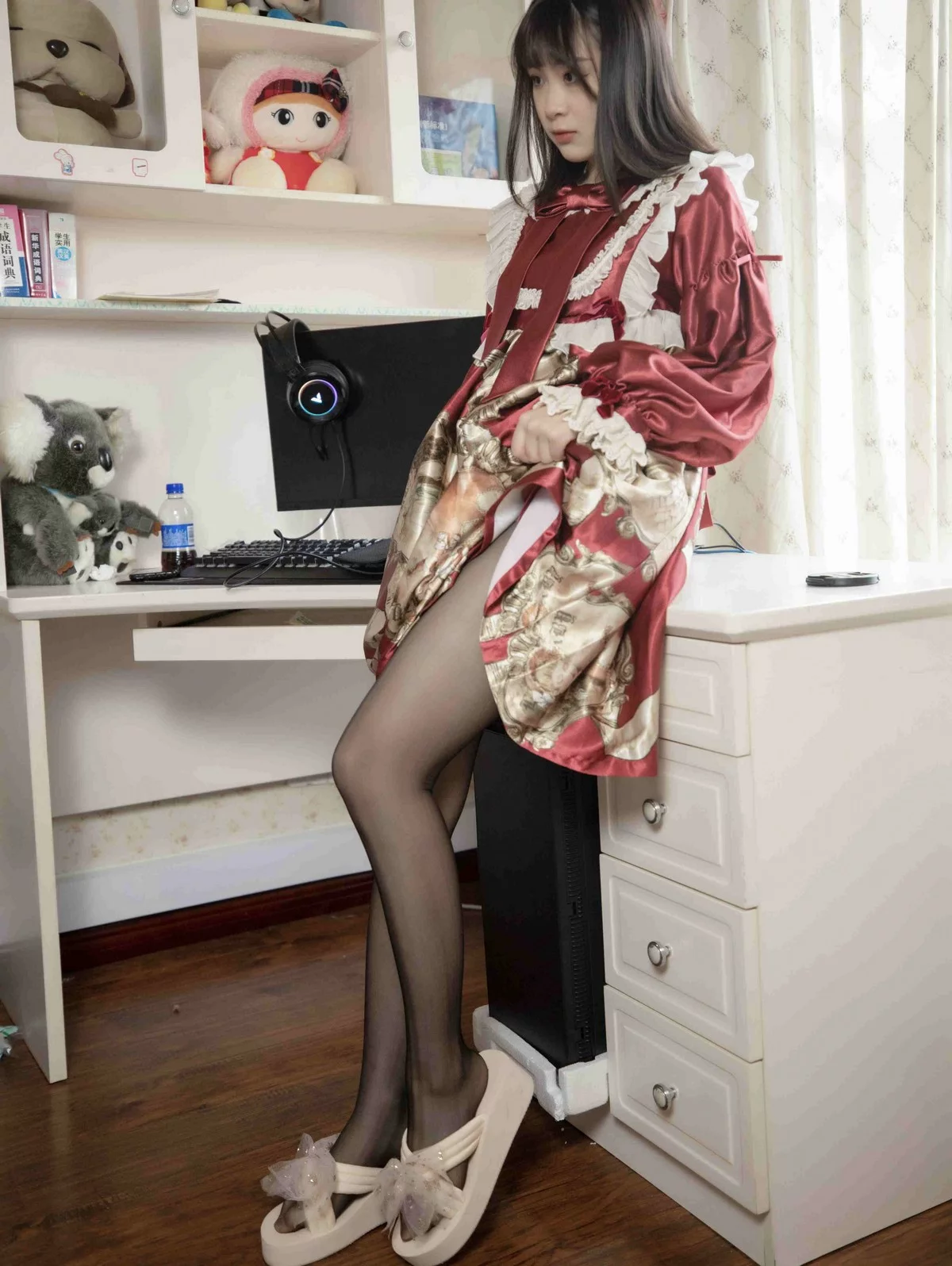 网络美女幻琪琪红色Lolita黑丝主题性感红色吊裙配超薄黑丝秀完美身材诱惑写真47P