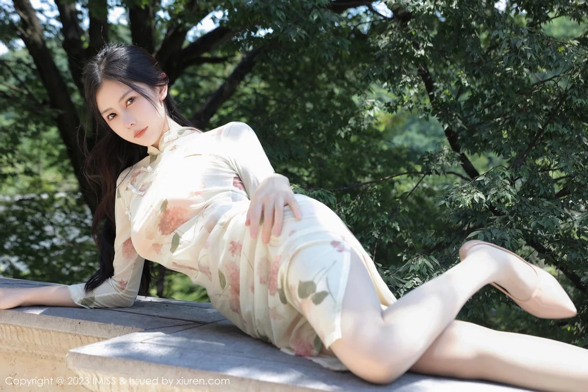 XiuRen第7168期_模特尹甜甜性感米色旗袍服配超薄无内肉丝秀完美身材诱惑写真46P