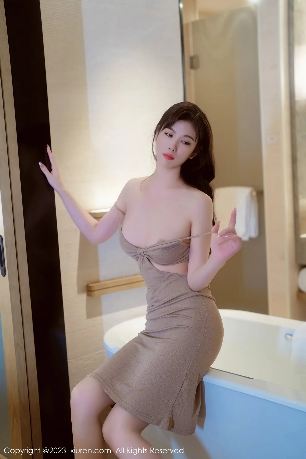XiuRen第7167期_模特李雅柔性感杏色吊带裙配原色丝袜秀高挑身材完美诱惑写真54P