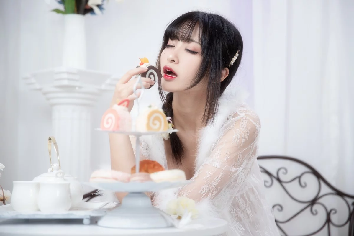 动漫博主洛璃LoLiSAMA蛋糕主题性感白色薄纱情趣服饰配白丝吊袜惹火诱惑写真25P