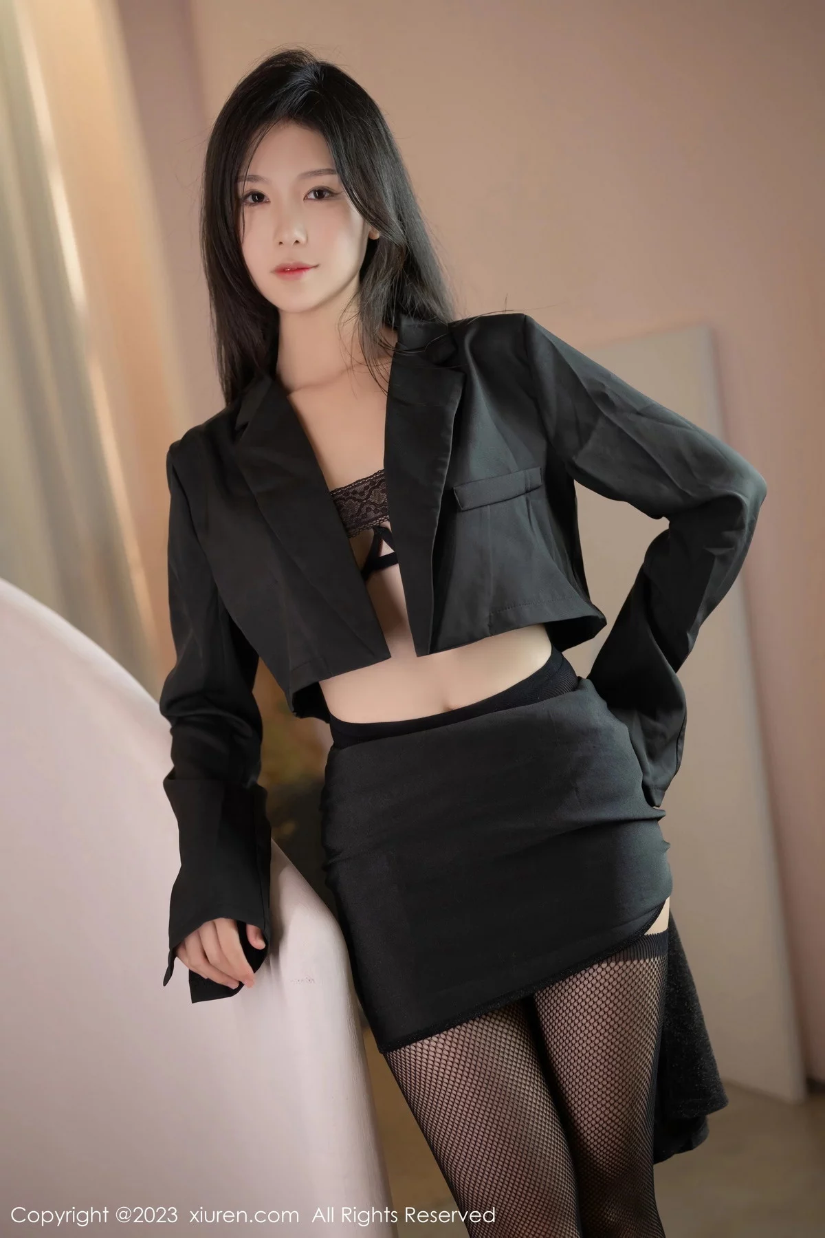 XiuRen第7175期_模特利世脱黑色套装露黑色内衣配黑丝吊袜秀完美身材诱惑写真44P
