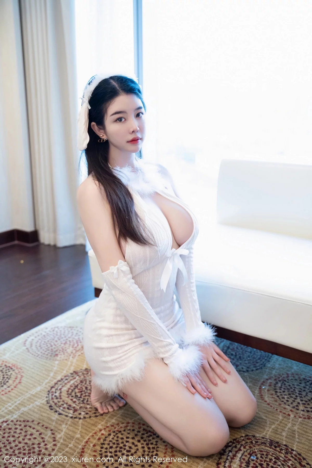 XiuRen第7172期_模特樱桃小犊子性感白色毛绒露肩服饰秀丰满身材完美诱惑写真55P