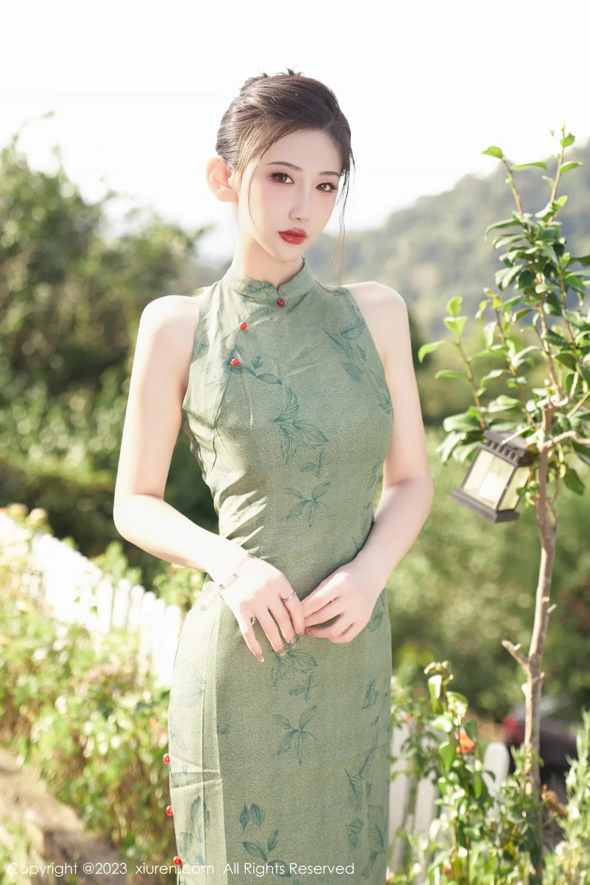 XiuRen第7181期_模特沈青黛私房性感翠绿旗袍服饰半脱秀曼妙身姿撩人诱惑写真98P