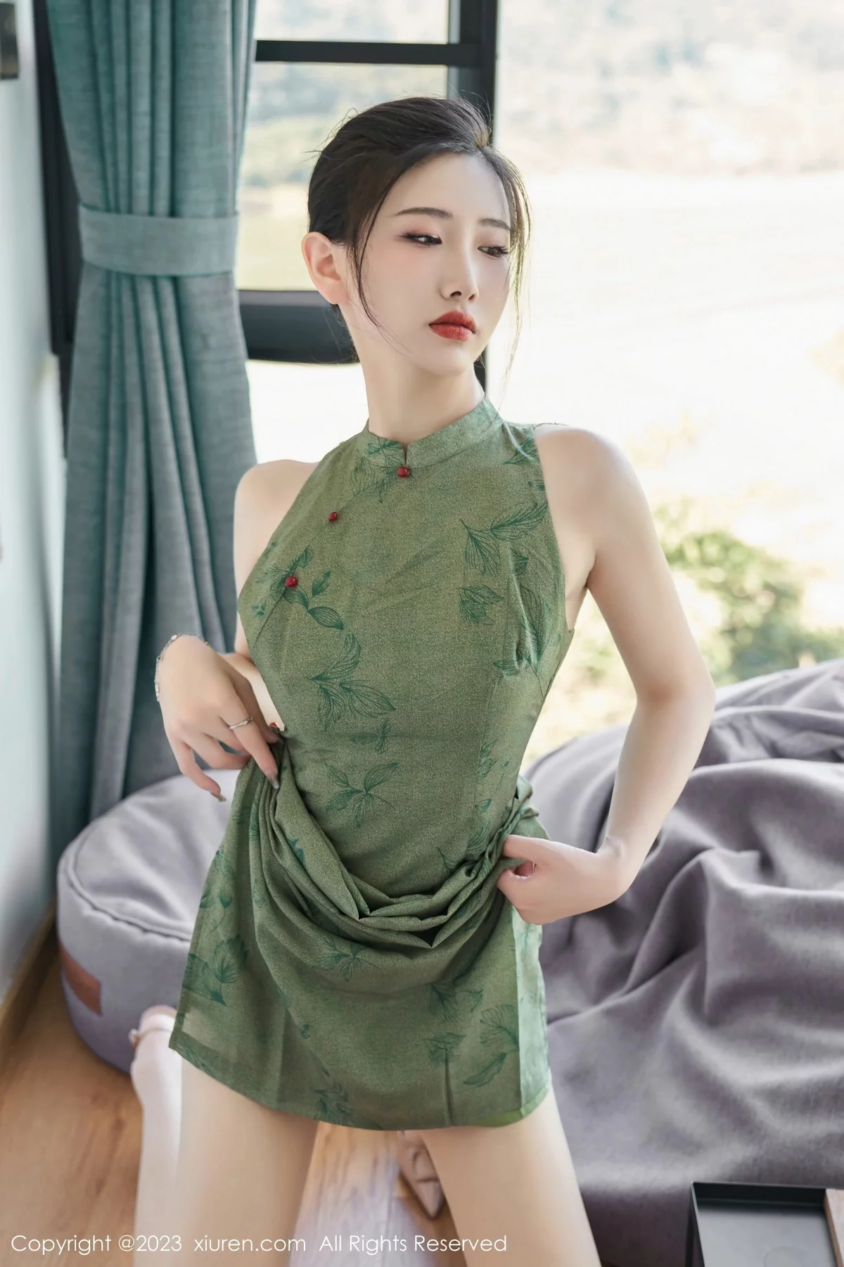 XiuRen第7181期_模特沈青黛私房性感翠绿旗袍服饰半脱秀曼妙身姿撩人诱惑写真98P