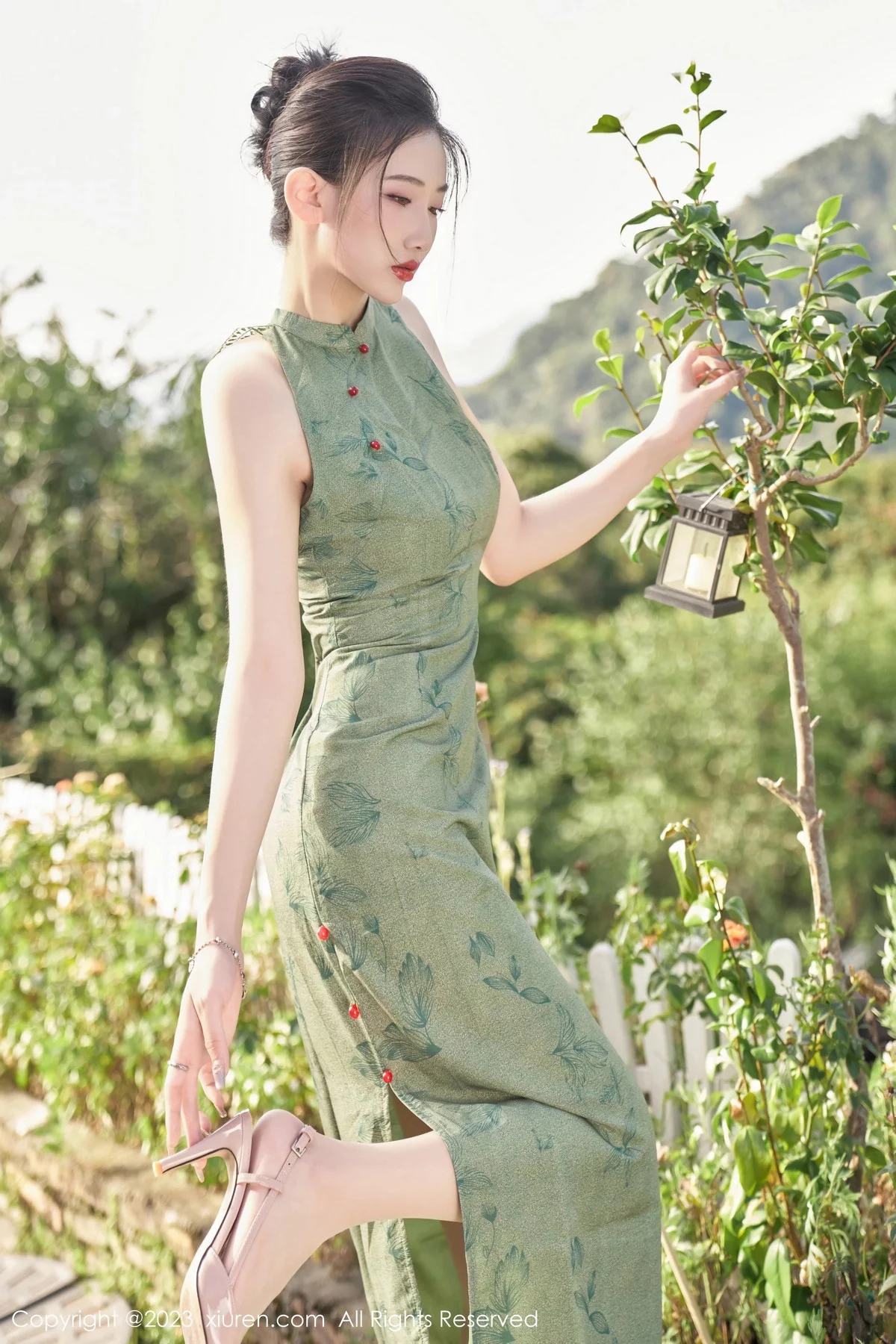 XiuRen第7181期_模特沈青黛私房性感翠绿旗袍服饰半脱秀曼妙身姿撩人诱惑写真98P