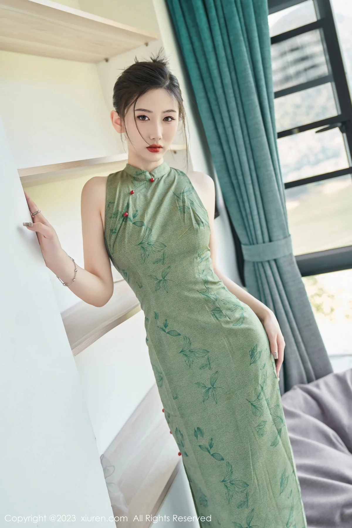 XiuRen第7181期_模特沈青黛私房性感翠绿旗袍服饰半脱秀曼妙身姿撩人诱惑写真98P