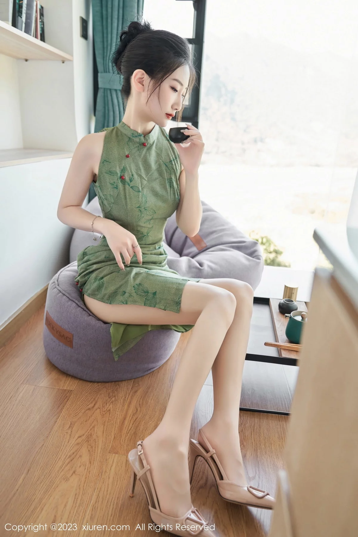 XiuRen第7181期_模特沈青黛私房性感翠绿旗袍服饰半脱秀曼妙身姿撩人诱惑写真98P
