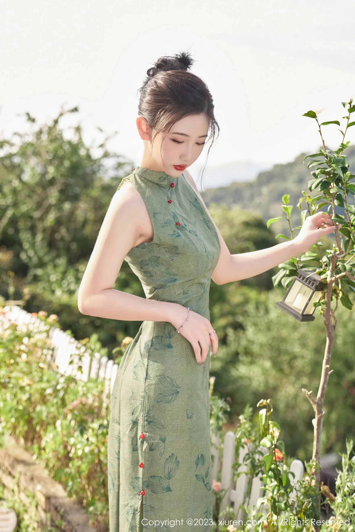 XiuRen第7181期_模特沈青黛私房性感翠绿旗袍服饰半脱秀曼妙身姿撩人诱惑写真98P