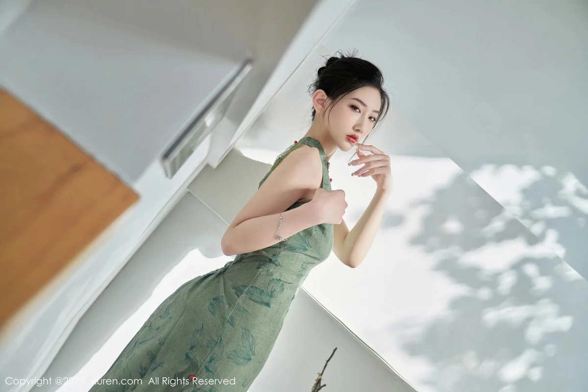 XiuRen第7181期_模特沈青黛私房性感翠绿旗袍服饰半脱秀曼妙身姿撩人诱惑写真98P