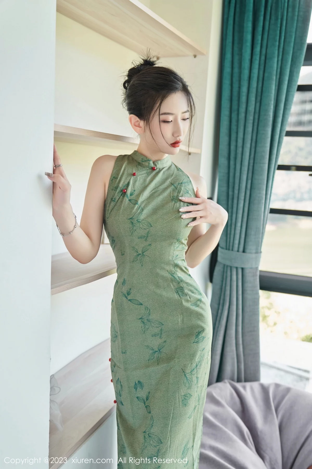 XiuRen第7181期_模特沈青黛私房性感翠绿旗袍服饰半脱秀曼妙身姿撩人诱惑写真98P