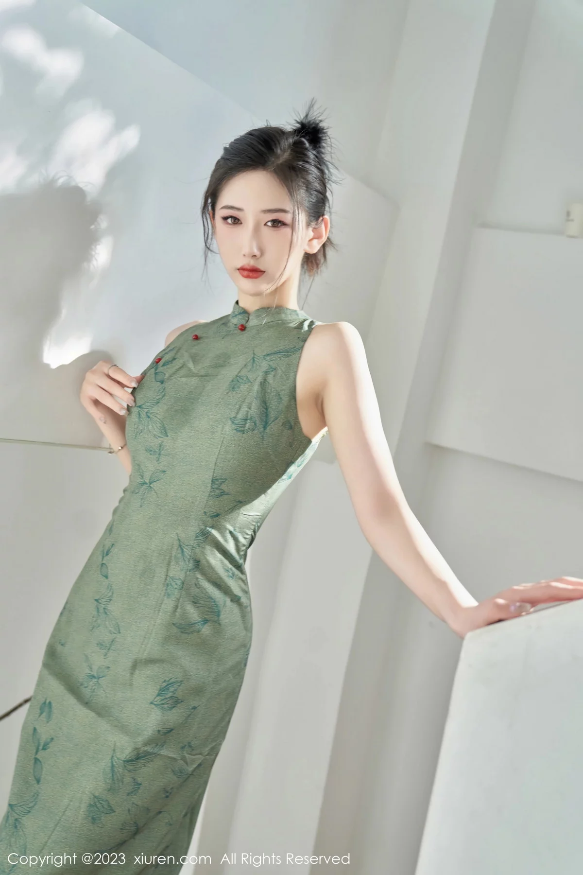 XiuRen第7181期_模特沈青黛私房性感翠绿旗袍服饰半脱秀曼妙身姿撩人诱惑写真98P