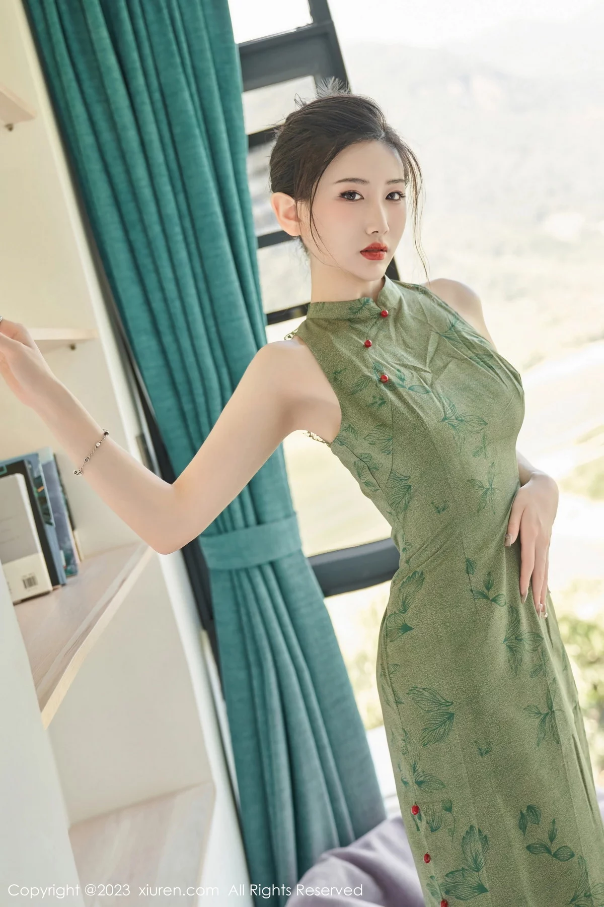 XiuRen第7181期_模特沈青黛私房性感翠绿旗袍服饰半脱秀曼妙身姿撩人诱惑写真98P