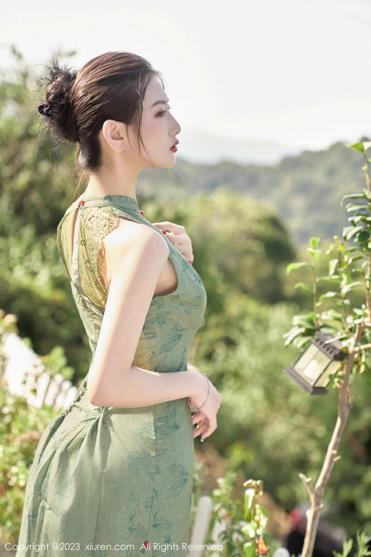 XiuRen第7181期_模特沈青黛私房性感翠绿旗袍服饰半脱秀曼妙身姿撩人诱惑写真98P