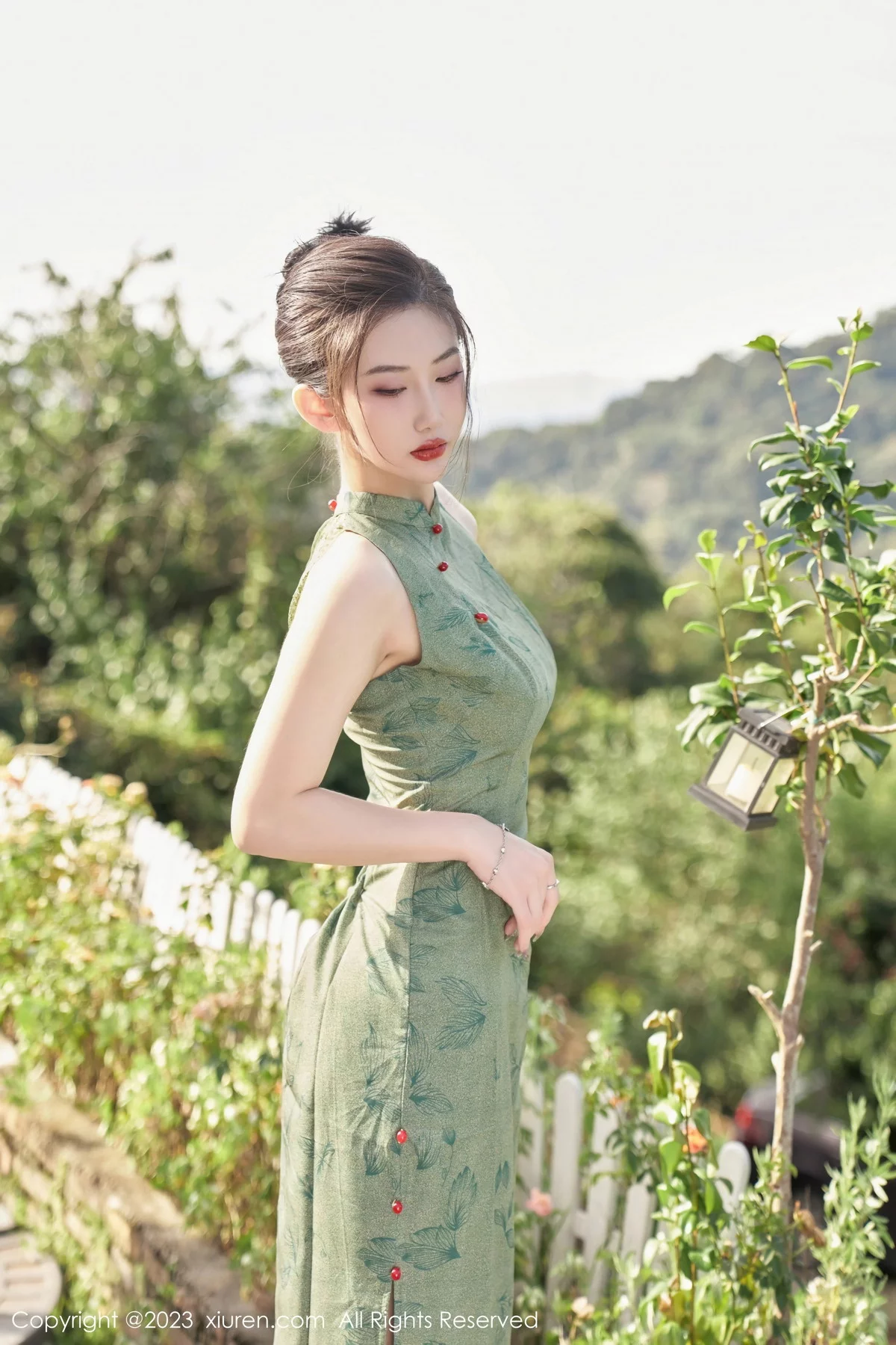 XiuRen第7181期_模特沈青黛私房性感翠绿旗袍服饰半脱秀曼妙身姿撩人诱惑写真98P