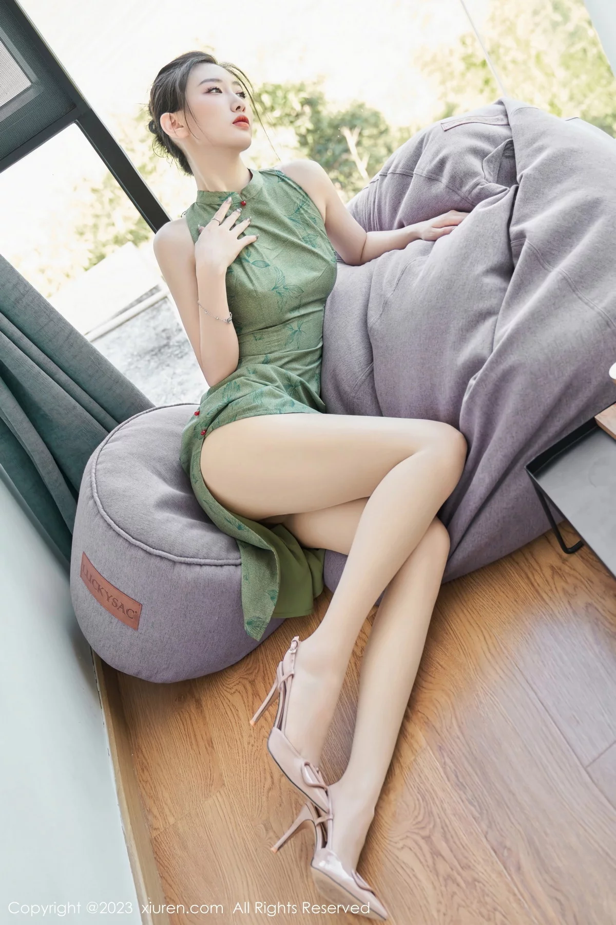 XiuRen第7181期_模特沈青黛私房性感翠绿旗袍服饰半脱秀曼妙身姿撩人诱惑写真98P