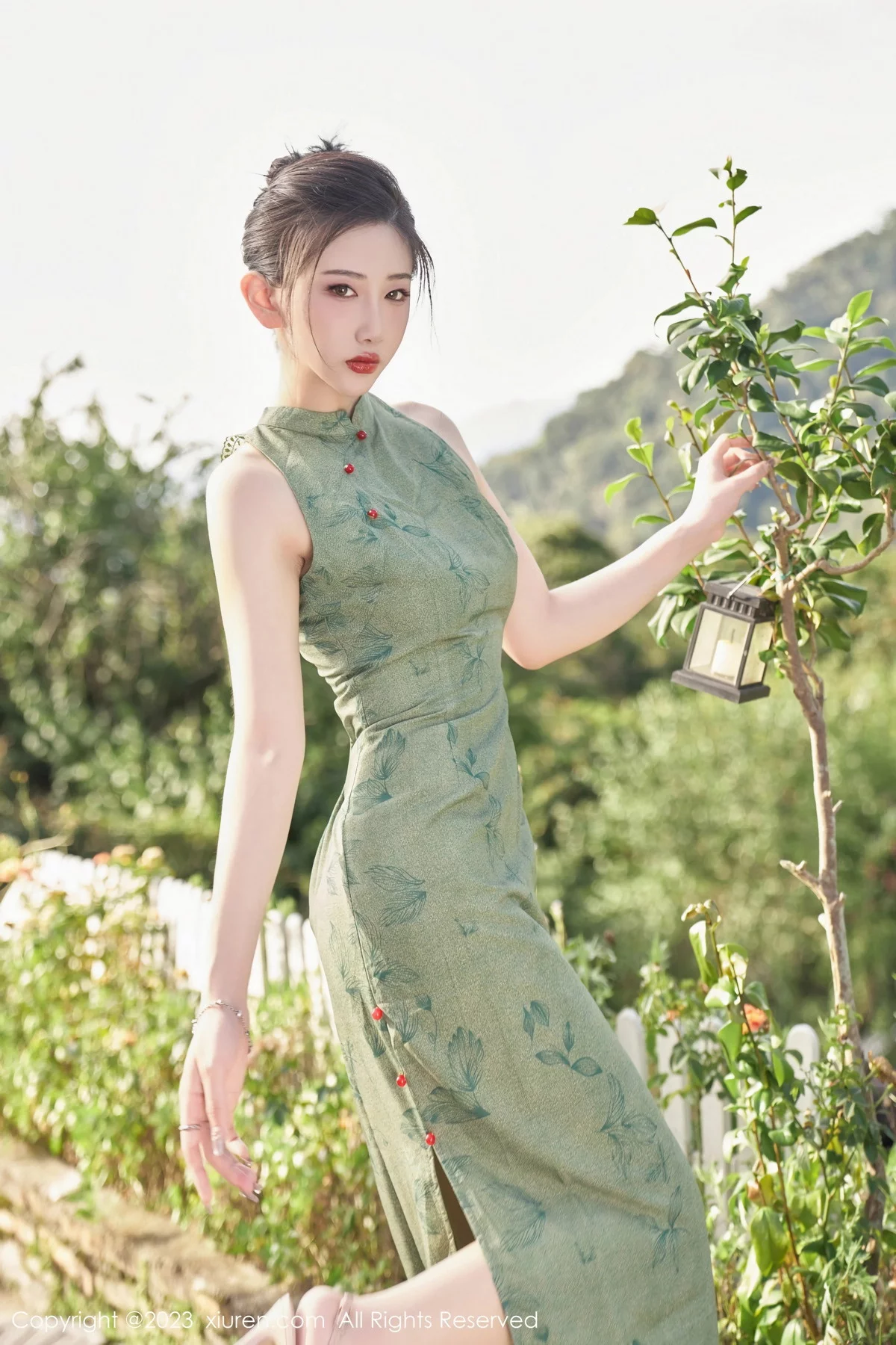 XiuRen第7181期_模特沈青黛私房性感翠绿旗袍服饰半脱秀曼妙身姿撩人诱惑写真98P
