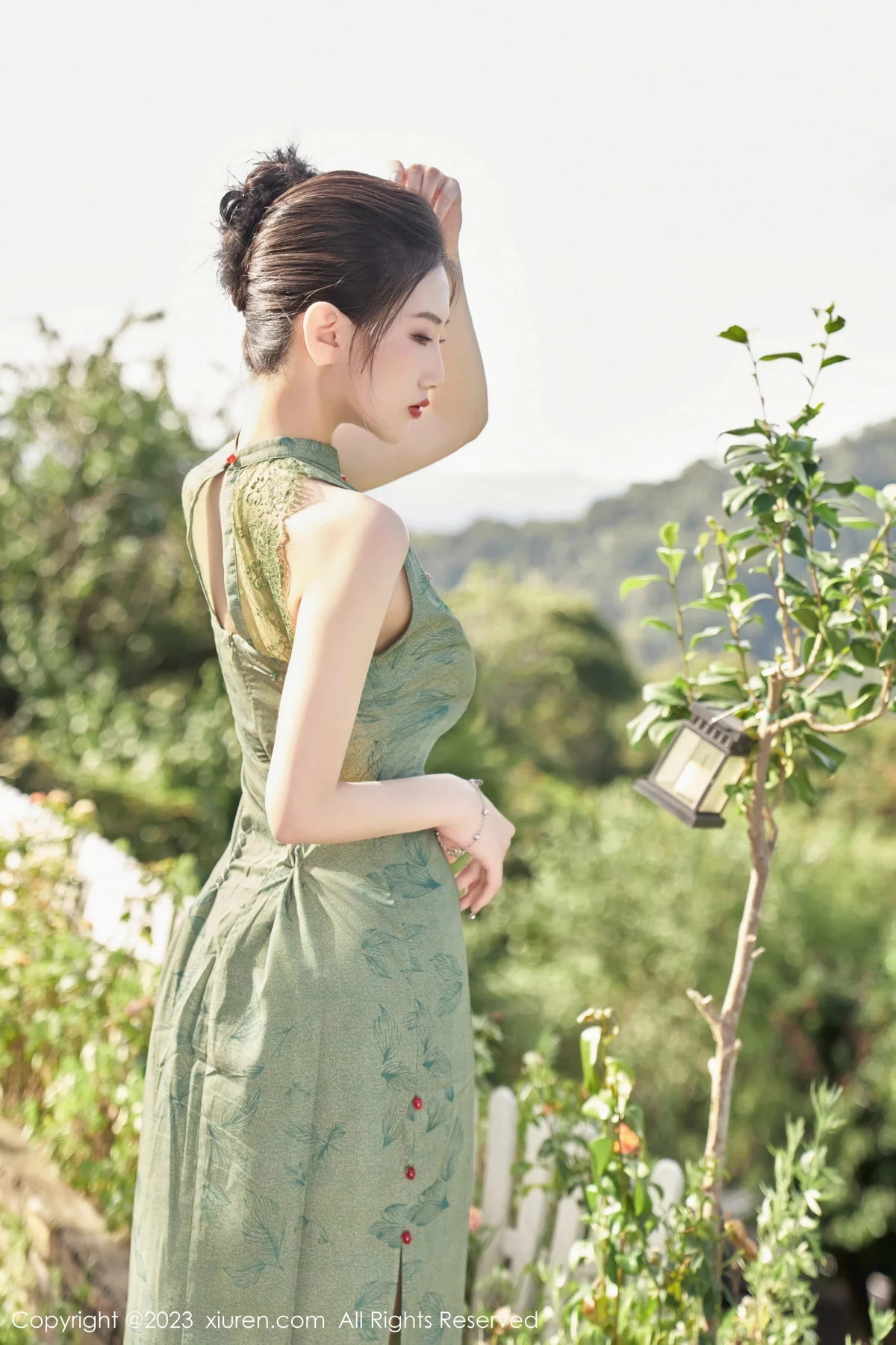 XiuRen第7181期_模特沈青黛私房性感翠绿旗袍服饰半脱秀曼妙身姿撩人诱惑写真98P