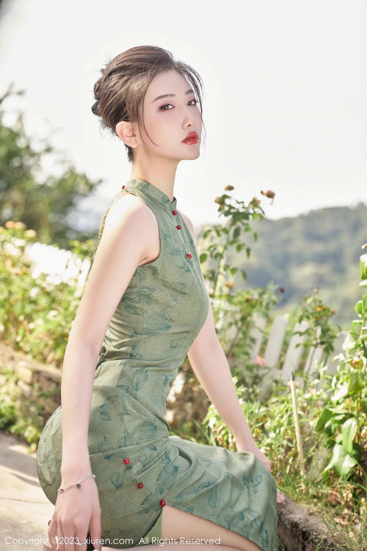 XiuRen第7181期_模特沈青黛私房性感翠绿旗袍服饰半脱秀曼妙身姿撩人诱惑写真98P