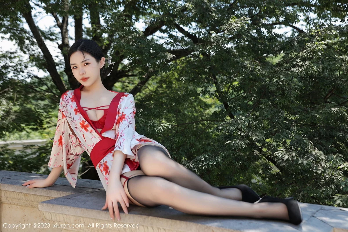 XiuRen第7177期_模特米粒子脱性感和服露红色蕾丝内衣配黑丝吊袜迷人诱惑写真50P