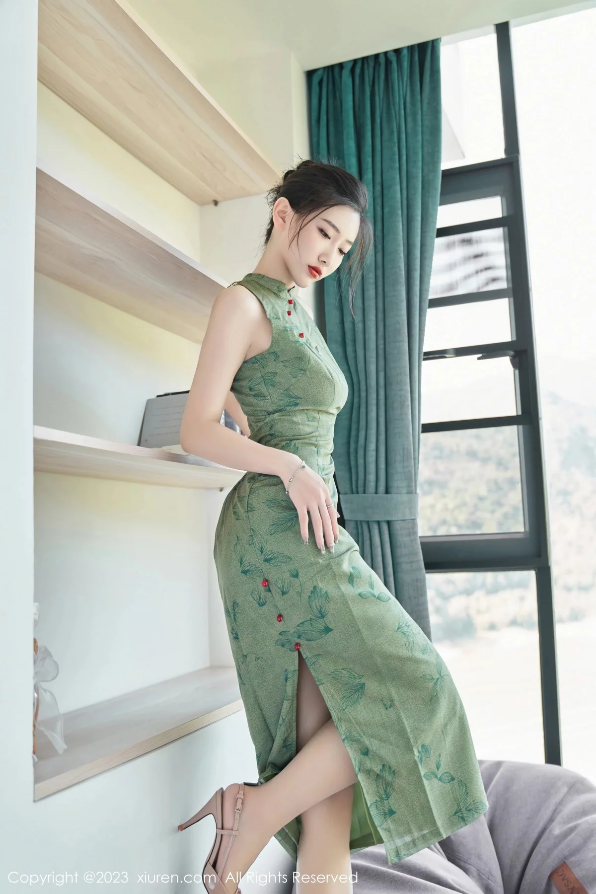 XiuRen第7181期_模特沈青黛私房性感翠绿旗袍服饰半脱秀曼妙身姿撩人诱惑写真98P