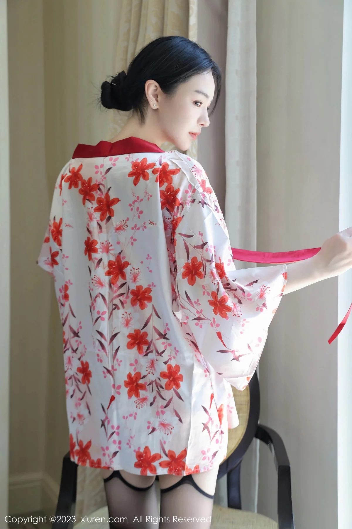 XiuRen第7177期_模特米粒子脱性感和服露红色蕾丝内衣配黑丝吊袜迷人诱惑写真50P