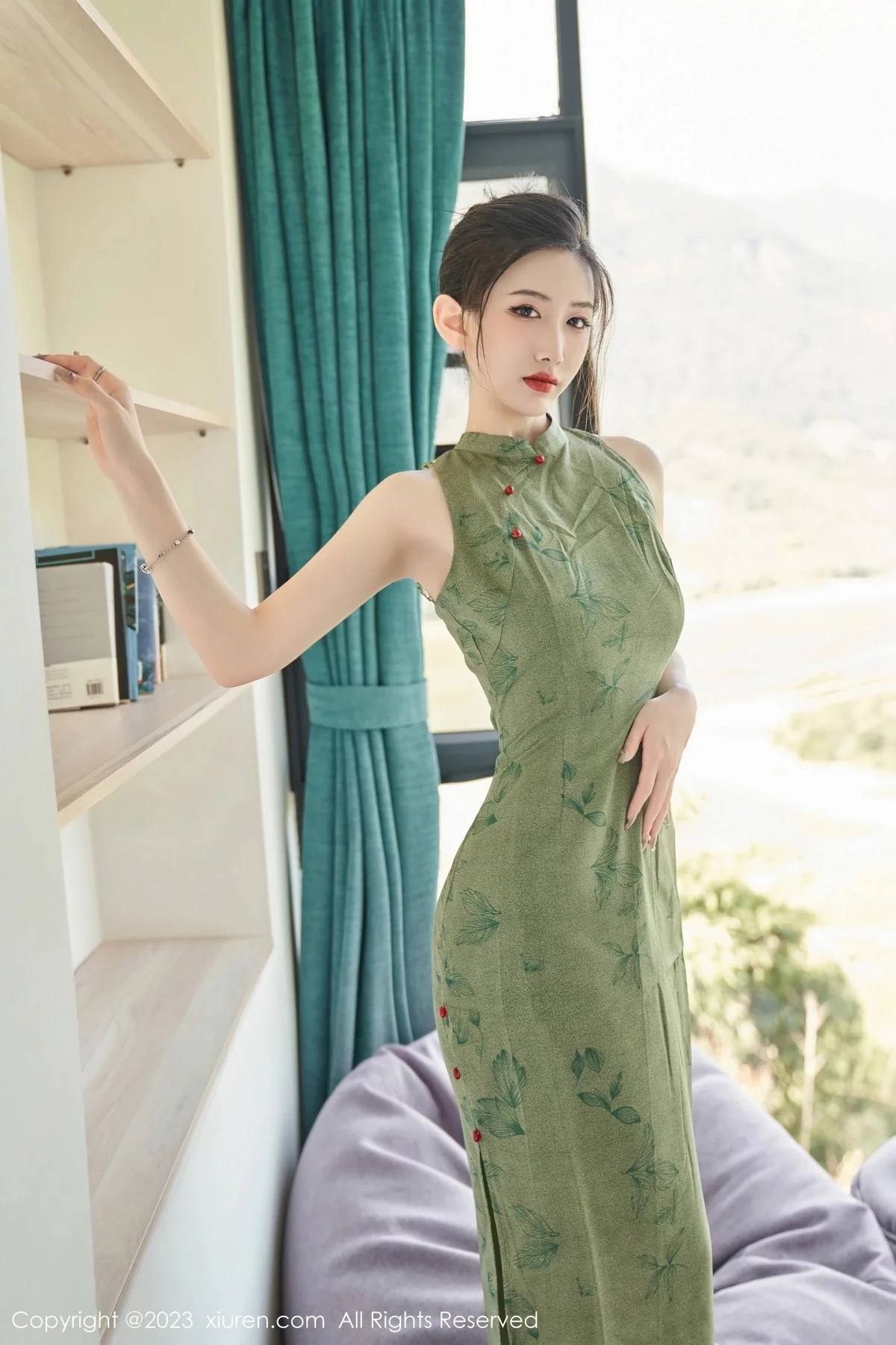 XiuRen第7181期_模特沈青黛私房性感翠绿旗袍服饰半脱秀曼妙身姿撩人诱惑写真98P