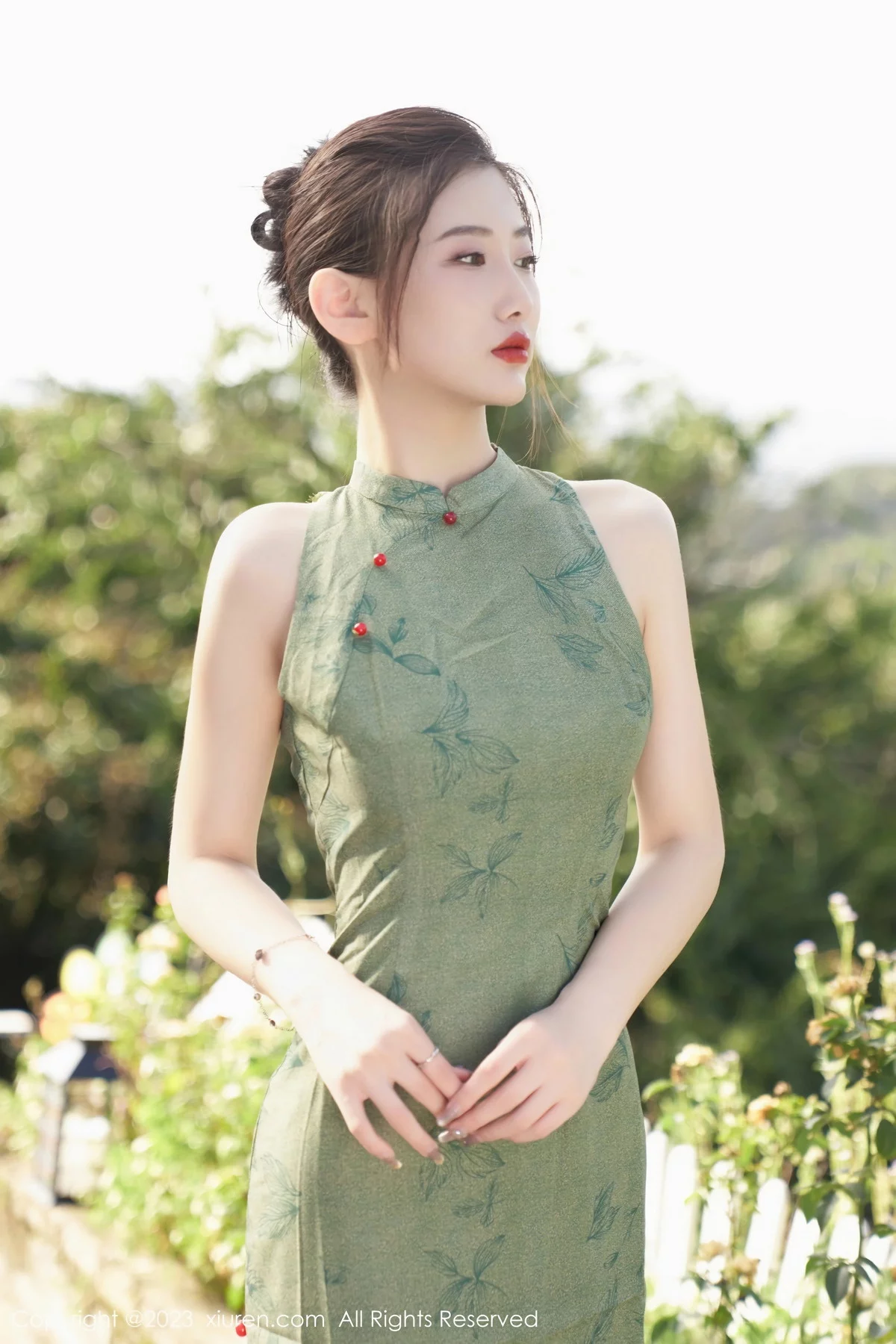 XiuRen第7181期_模特沈青黛私房性感翠绿旗袍服饰半脱秀曼妙身姿撩人诱惑写真98P