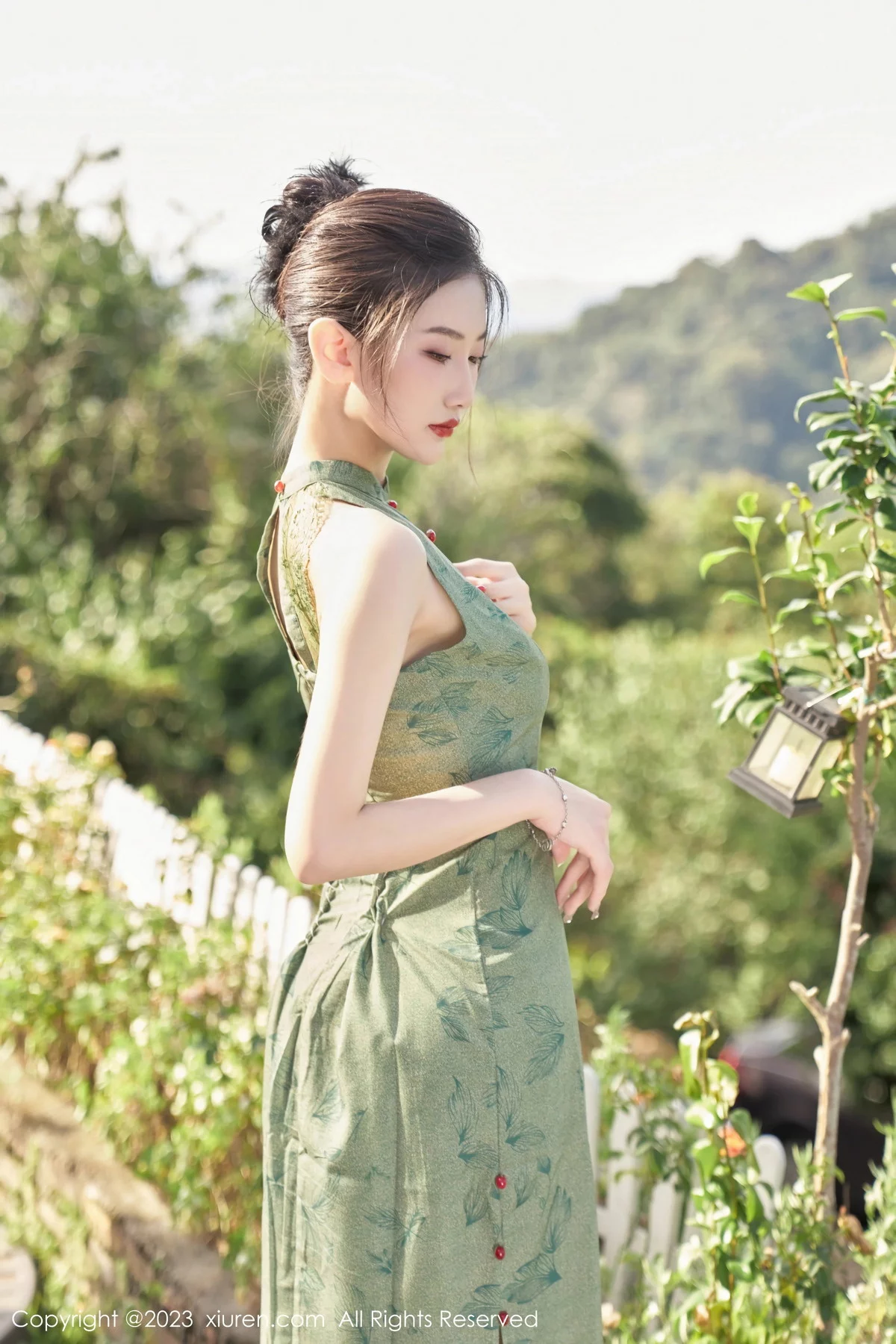XiuRen第7181期_模特沈青黛私房性感翠绿旗袍服饰半脱秀曼妙身姿撩人诱惑写真98P