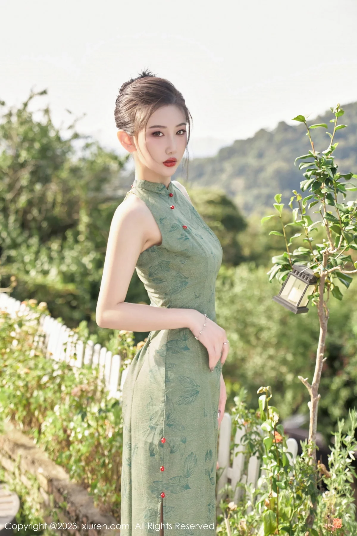 XiuRen第7181期_模特沈青黛私房性感翠绿旗袍服饰半脱秀曼妙身姿撩人诱惑写真98P