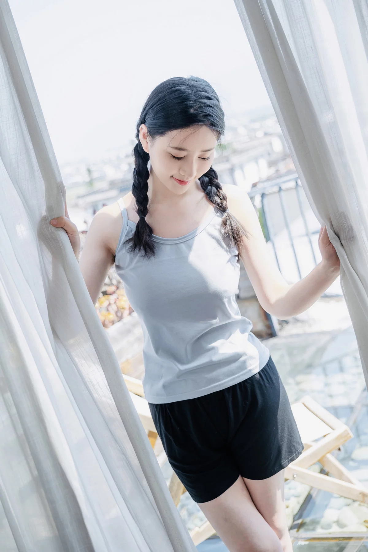 网络美女年年Nnian春风主题性感灰色吊带配黑短裤半脱秀浑圆翘臀惹火诱惑写真35P