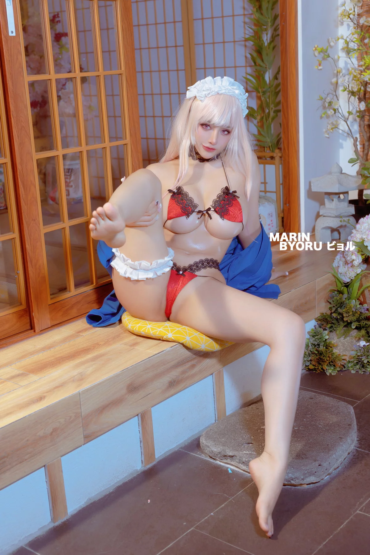 日本性感萝莉Byoru-Marin Red主题性感黑色蕾丝边红色内衣秀火辣身材诱惑写真42P