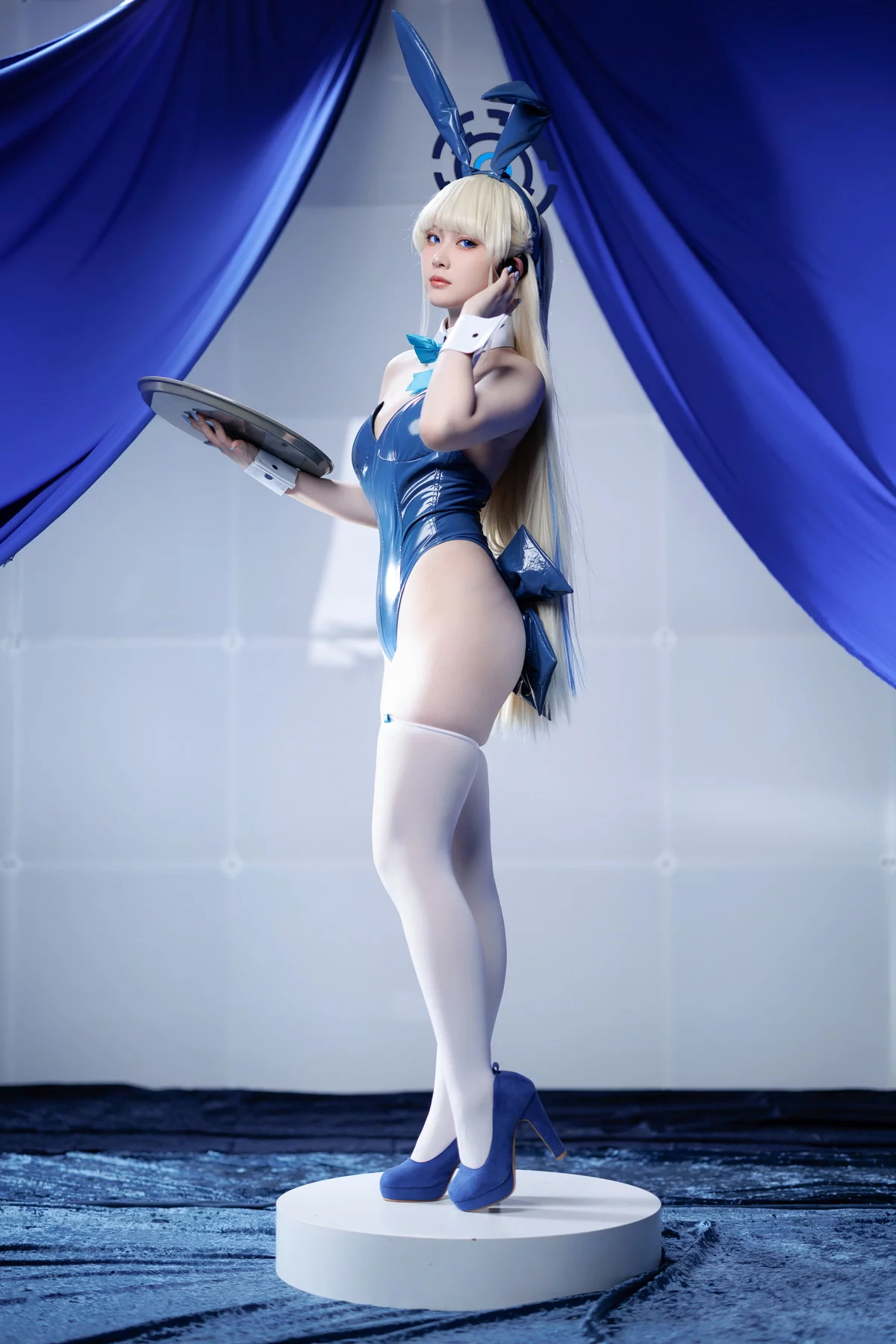 Coser美女屿鱼-Asuma Toki Bunny主题吊带连体衣配白丝袜秀完美身材诱惑写真45P