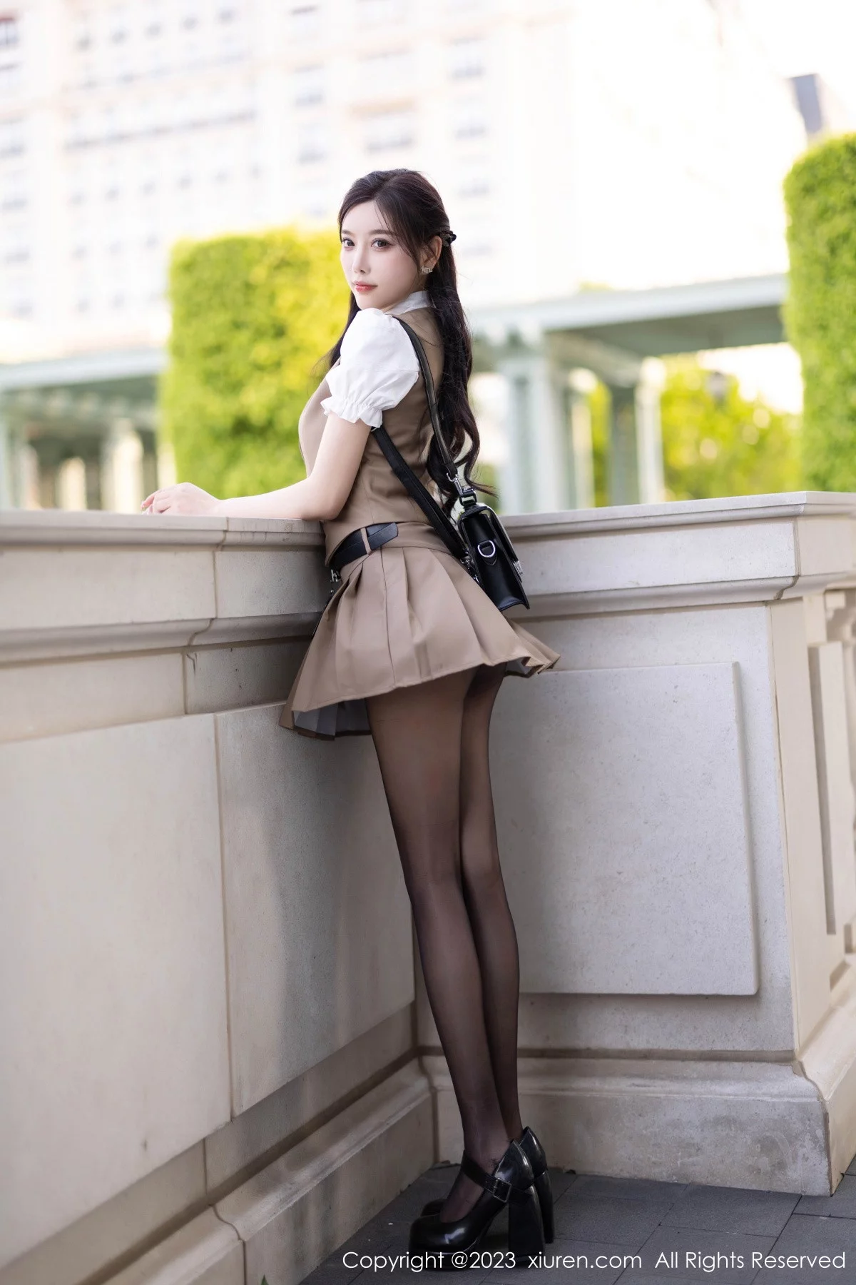 XiuRen第7202期_女神杨晨晨Yome杏色短裙套装露粉色内衣配超薄黑丝诱惑写真90P