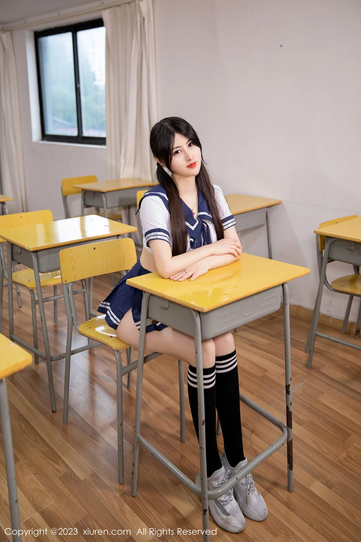 XiuRen第7200期_模特诗诗kiki教室场景性感学妹服露红色内衣秀完美身材诱惑写真80P