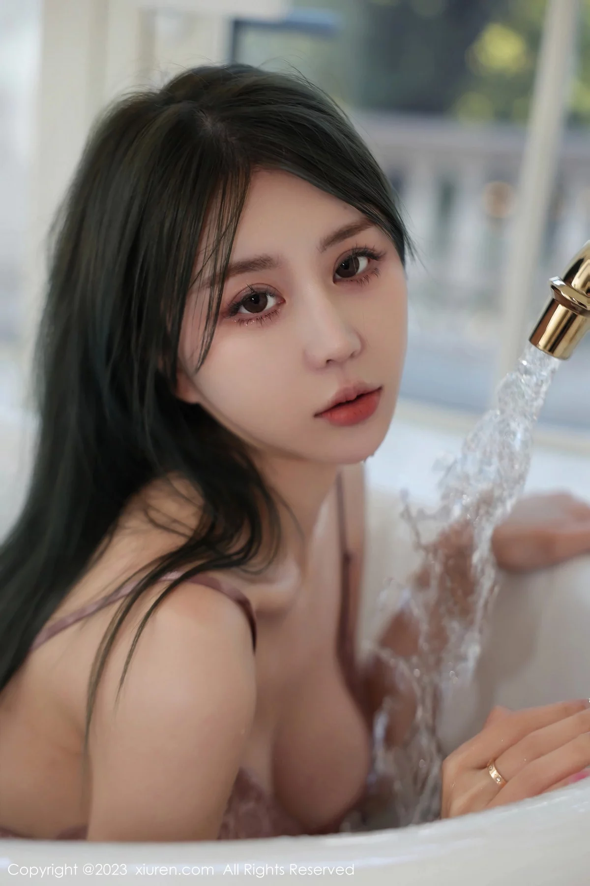 XiuRen第7114期_模特tina_甜仔浴缸场景咖啡色蕾丝睡裙湿身秀凹凸身材诱惑写真64P