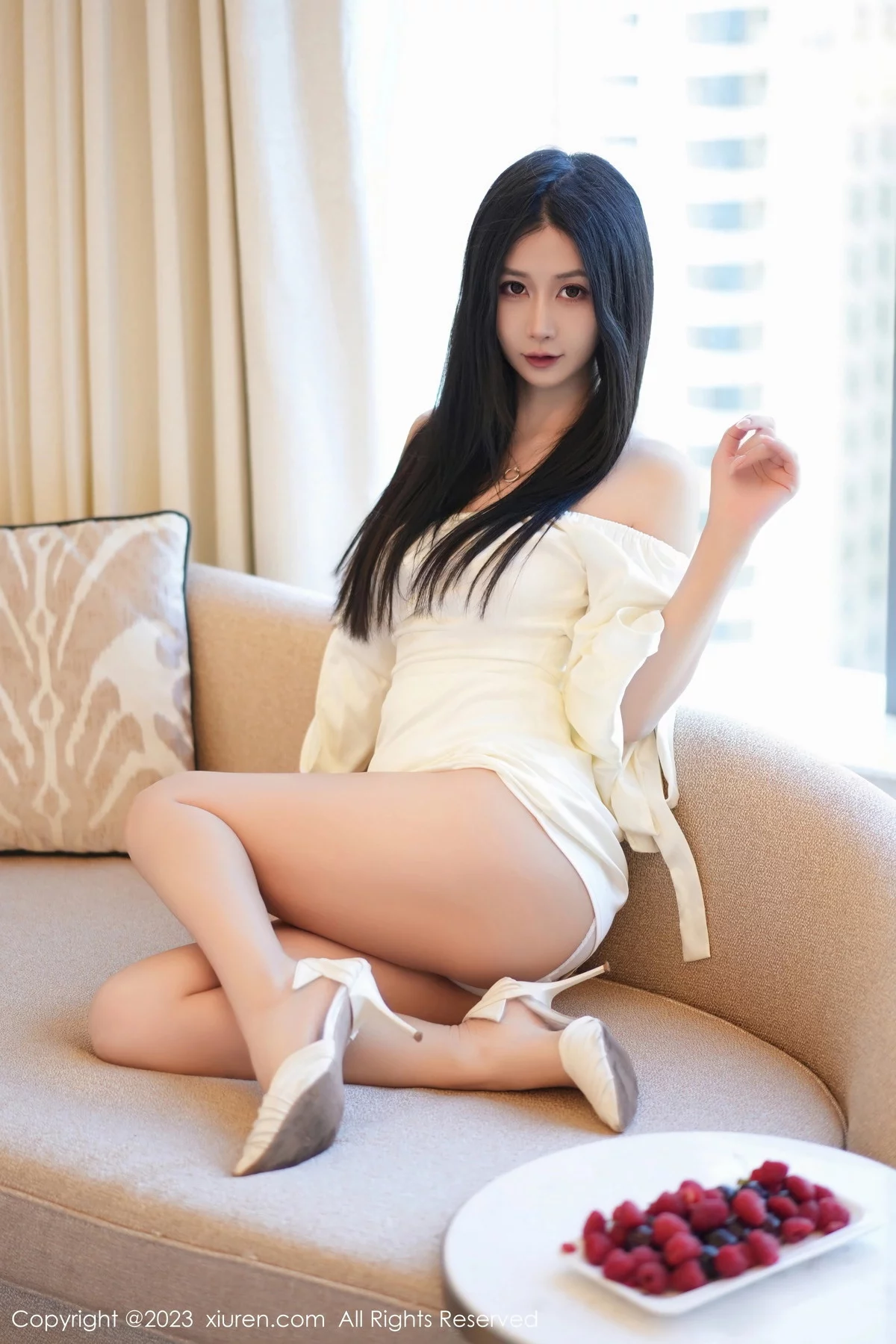 XiuRen第7116期_模特laura阿姣性感白色露肩连衣裙半脱露豪乳遮点极致诱惑写真80P