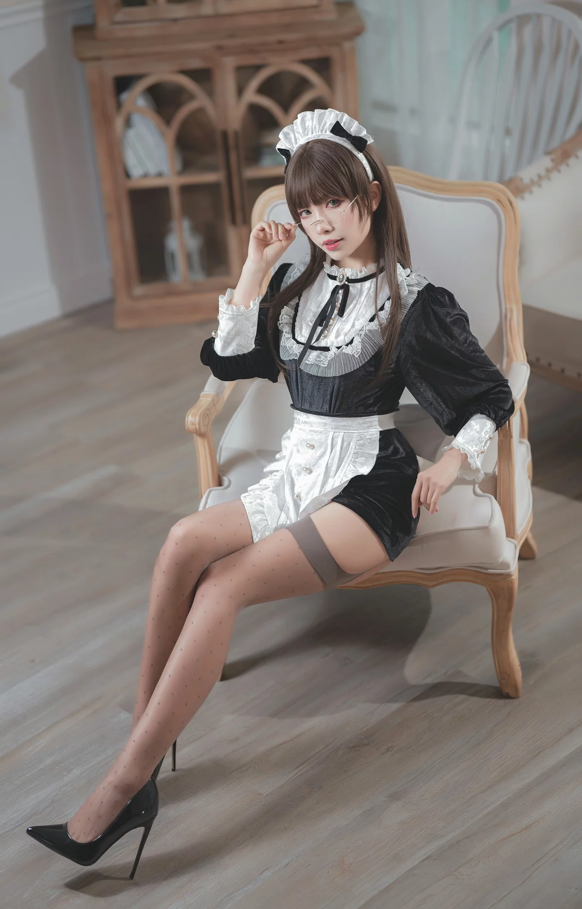 网络美女Neko-薇薇丝绒女仆主题私房性感露臀女仆装配黑丝吊袜撩人诱惑写真40P