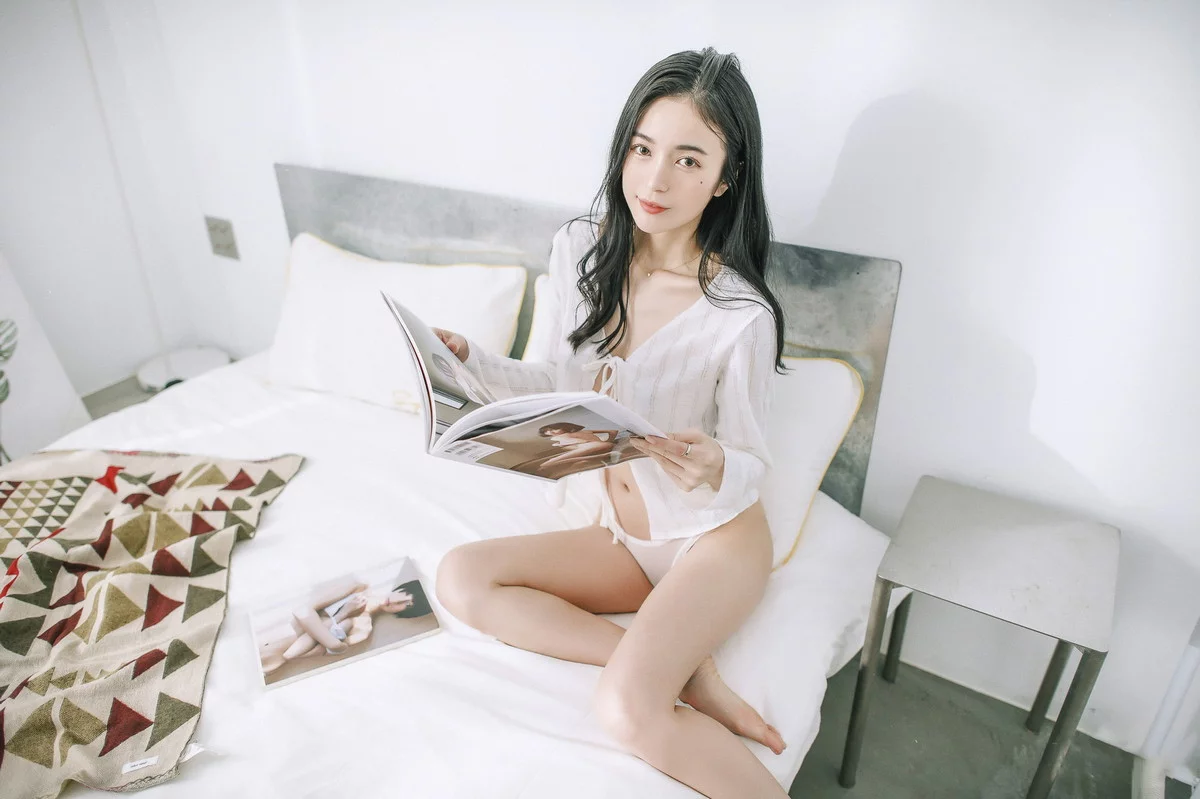 网络美女辰辰小开衫主题私房床上性感白色开衫配白色内裤秀曼妙身姿诱惑写真81P
