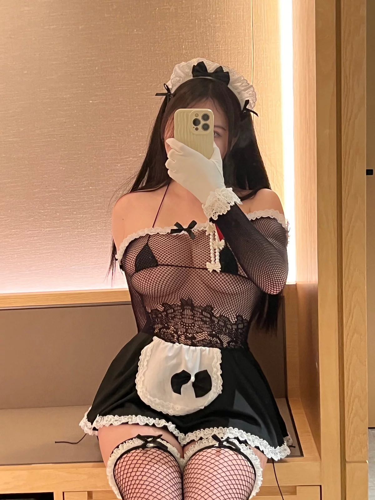 蜜桃少女是依酱呀女仆套装主题性感女仆装系列配超薄丝袜秀丰满身材诱惑写真144P
