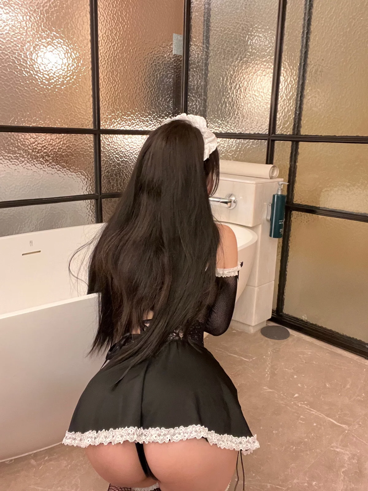蜜桃少女是依酱呀女仆套装主题性感女仆装系列配超薄丝袜秀丰满身材诱惑写真144P