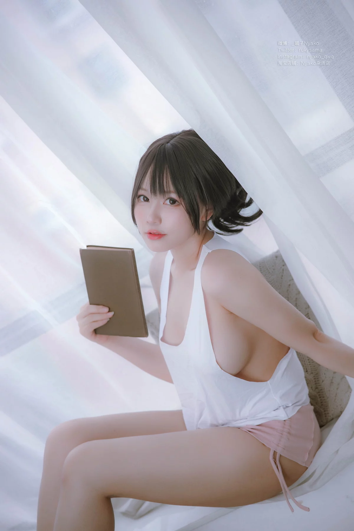 网络美女Nyako喵子背心主题性感白色真空背心配白色内裤秀惹火身材诱惑写真78P