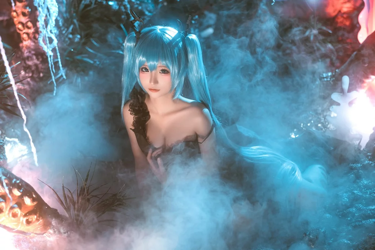动漫博主蠢沫沫深海少女主题模拟深海场景性感黑色礼裙半脱秀惹火身材诱惑写真44P