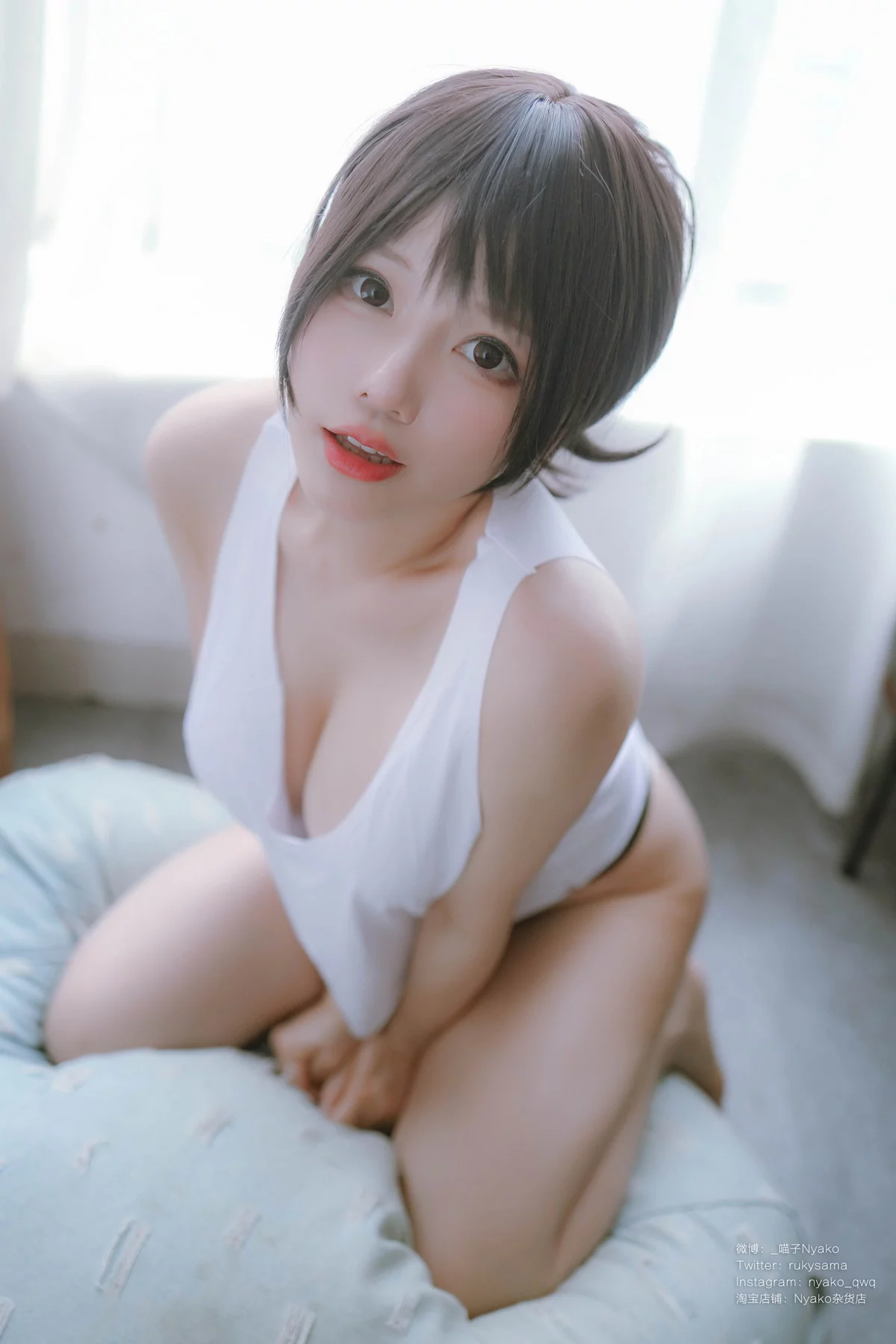 网络美女Nyako喵子背心主题性感白色真空背心配白色内裤秀惹火身材诱惑写真78P