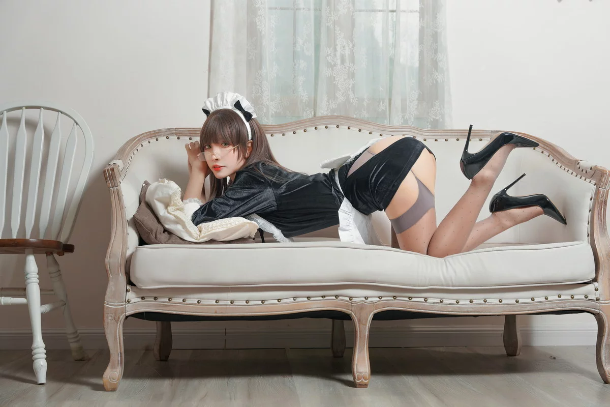 网络美女Neko-薇薇丝绒女仆主题私房性感露臀女仆装配黑丝吊袜撩人诱惑写真40P