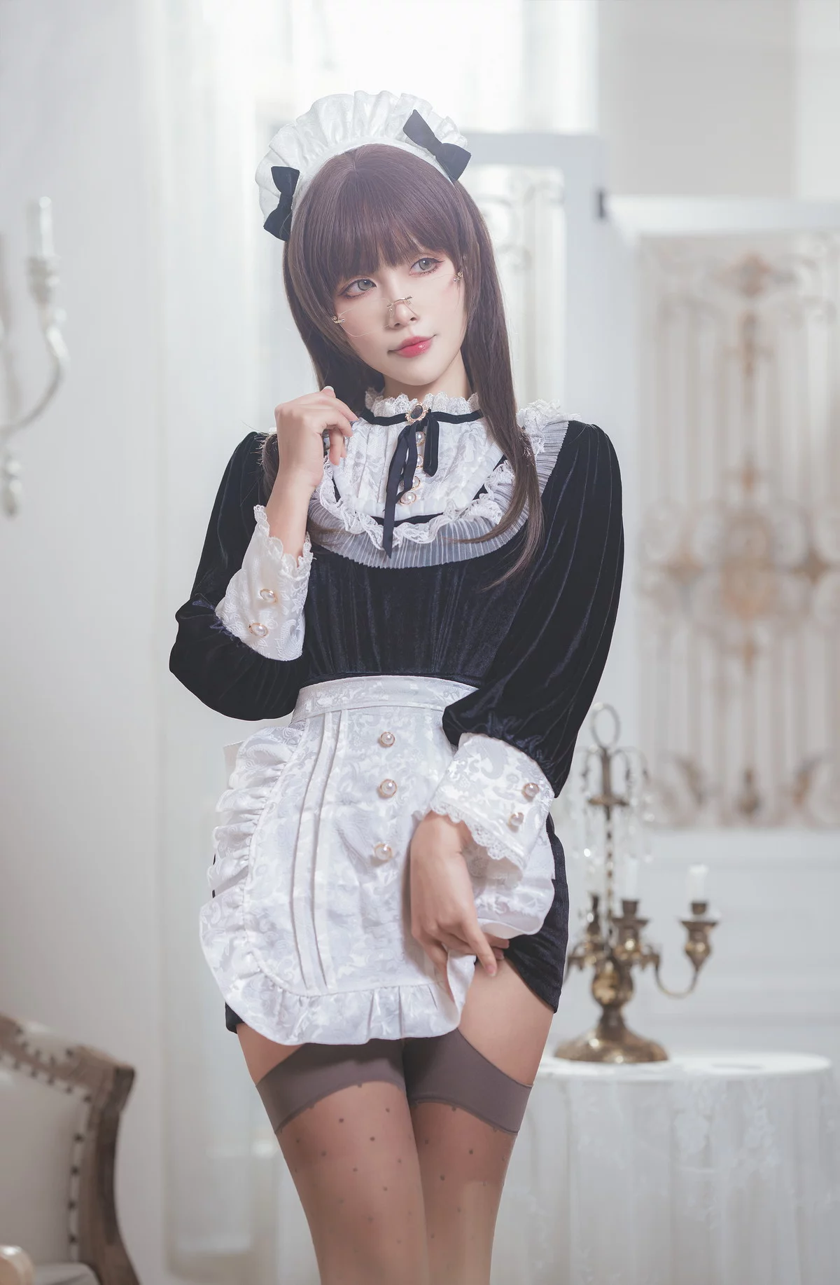 网络美女Neko-薇薇丝绒女仆主题私房性感露臀女仆装配黑丝吊袜撩人诱惑写真40P