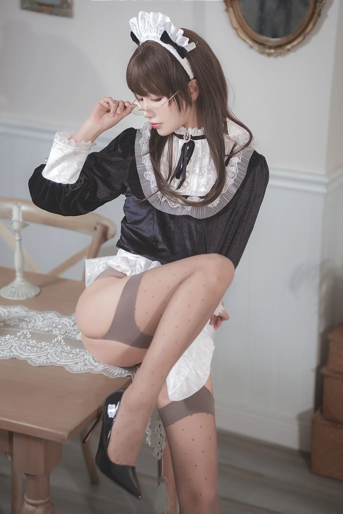 网络美女Neko-薇薇丝绒女仆主题私房性感露臀女仆装配黑丝吊袜撩人诱惑写真40P