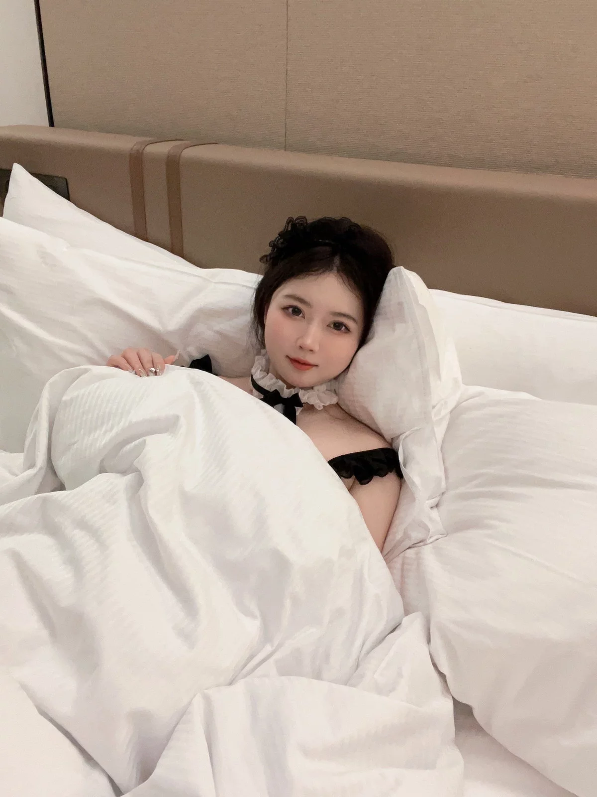 蜜桃少女是依酱呀女仆套装主题性感女仆装系列配超薄丝袜秀丰满身材诱惑写真144P